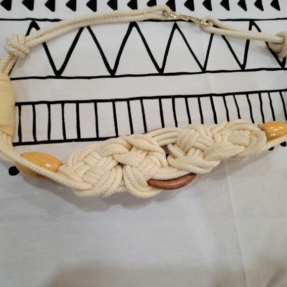 VINTAGE 80s Cream Braided Rope Belt with gold and wooden beades and circle - Picture 2 of 8